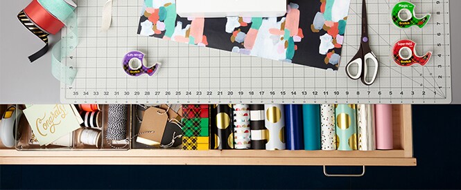 Verschiedene Scotch™ Produkte auf einem Schreibtisch, bereit für ein Bastelprojekt
