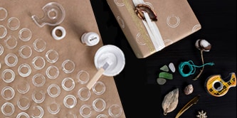 Gestaltung von Geschenkpapier mit einer leeren Rolle Scotch® Klebeband und etwas Farbe
