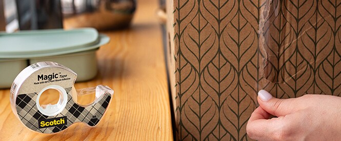 Scotch® Magic™ Klebeband mit 66 % pflanzlichem Klebstoff im Einsatz
