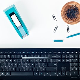 Tastatur reinigen mit Scotch® Magic Klebeband 