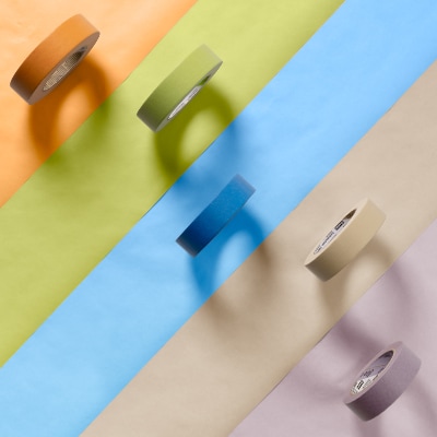 Orange, grüne, blaue, beige und violette Scotch Blue™ Bänder diagonal über das Bild.