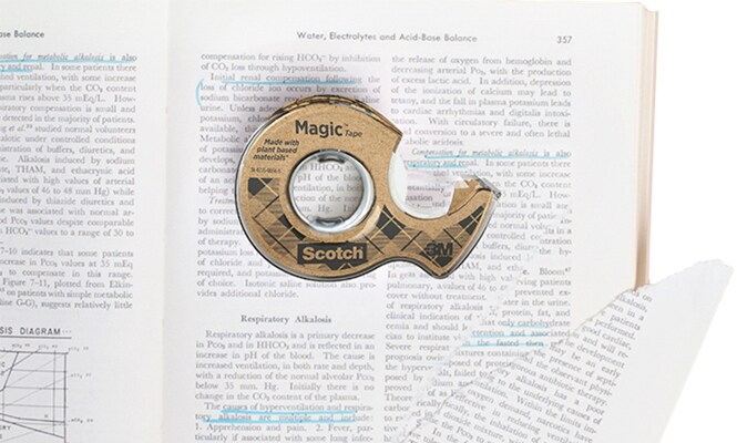 Scotch® Magic™ Klebeband mit 66 % pflanzlichem Klebstoff auf Buch mit zerrissener Seite
