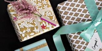 Geschenke, die mit einigen floralen Elementen verpackt und dekoriert sind
