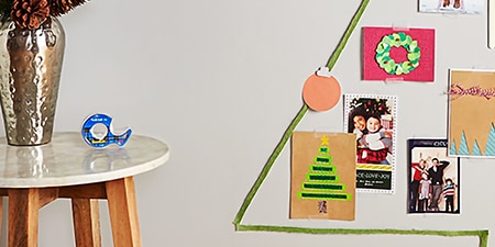 Weihnachtsdekorationen mit Scotch® Wall-Safe Klebeband an einer Wand befestigen
