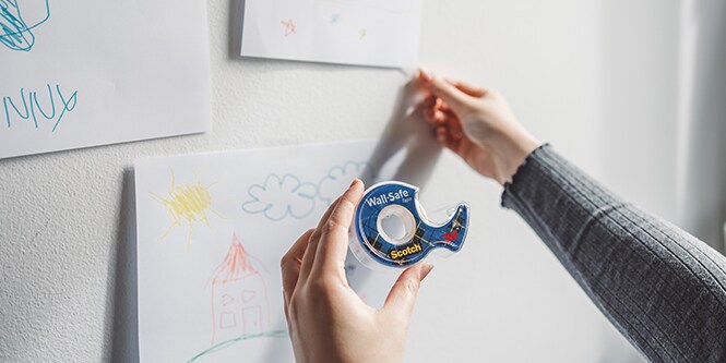 Kinderkunst mit Scotch® Wall-Safe Klebeband an einer Wand aufhängen
