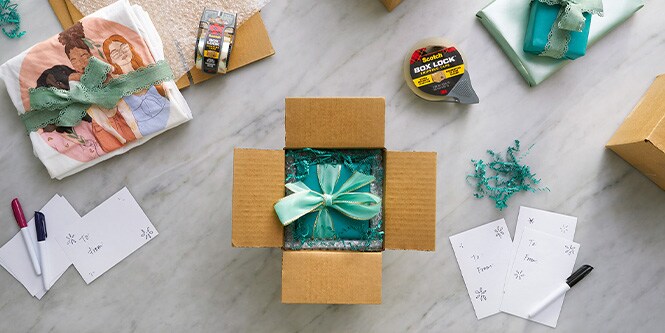 Sicherer Versand. Paket mit einem Geschenk neben einem Scotch Box Lock Verpackungsband.
