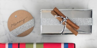 Weihnachtsverpackung mit einem Zimtstange auf einem Geschenk aufgepeppt
