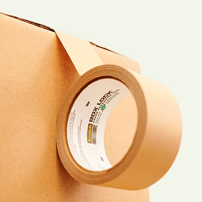 Scotch® Box Lock™ Klebeband um einen Karton.