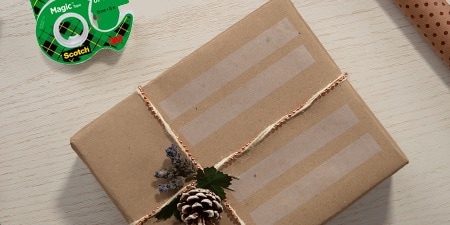 Geschenketiketten mit Scotch® Magic™ Tape auf einem verpackten Geschenk erstellen
