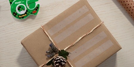Geschenketiketten mit Scotch® Magic™ Tape auf einem verpackten Geschenk erstellen

