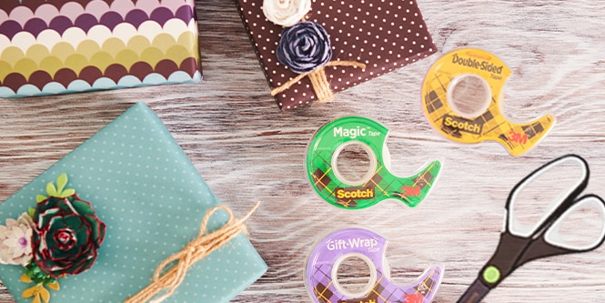 Schön verpackte Geschenke neben Scotch® Clear Tapes und Scotch™ Titanium Scheren auf einem Tisch

